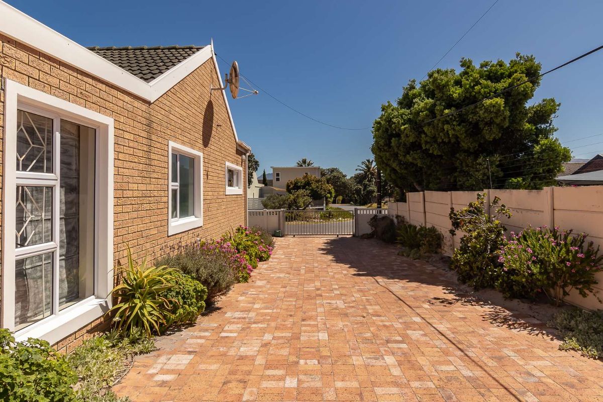 Family home and income earning cottage - Photo 5