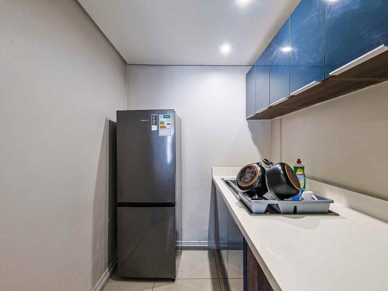 Modern 2-Bedroom Apartment with Rooftop Braai Area - Photo 10