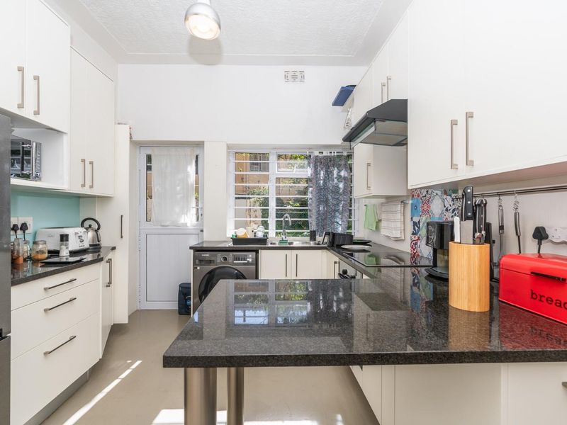 Renovated 2 Bedroom Ground Floor Unit with Garden Access - Photo 7