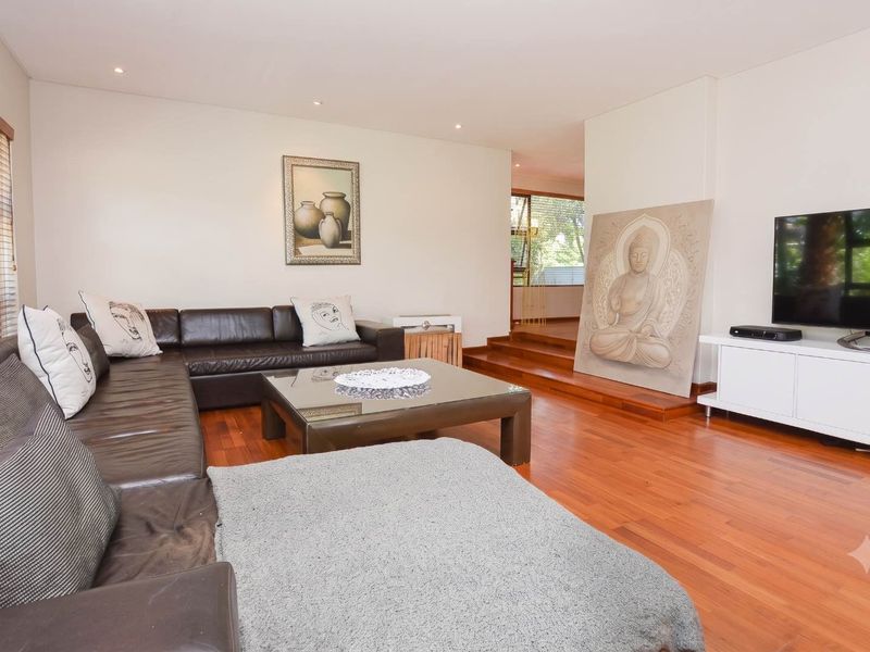 Exceptionally spacious and modern family home - Photo 4