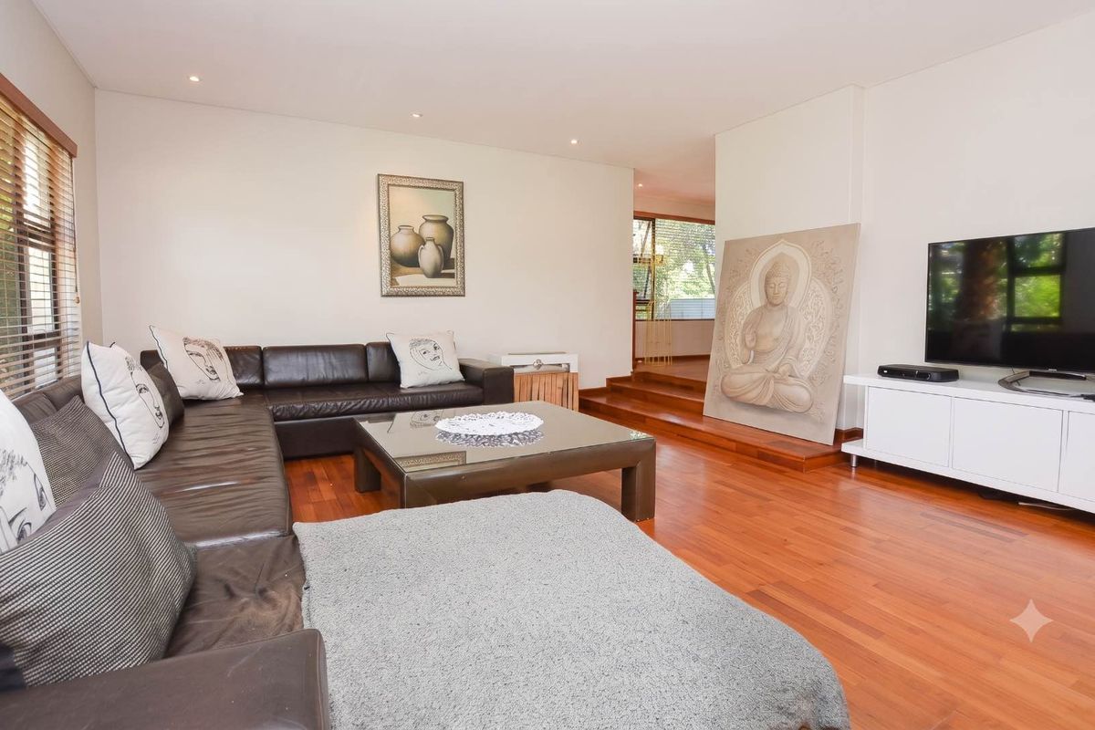Exceptionally spacious and modern family home - Photo 4