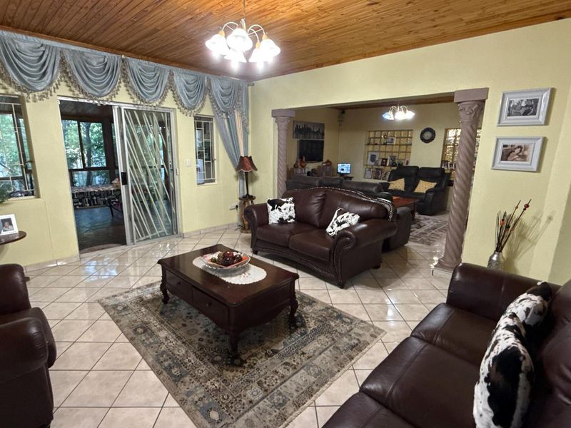 This beautiful home in a quiet street offers comfort and security, ideal for a family home - Photo 3