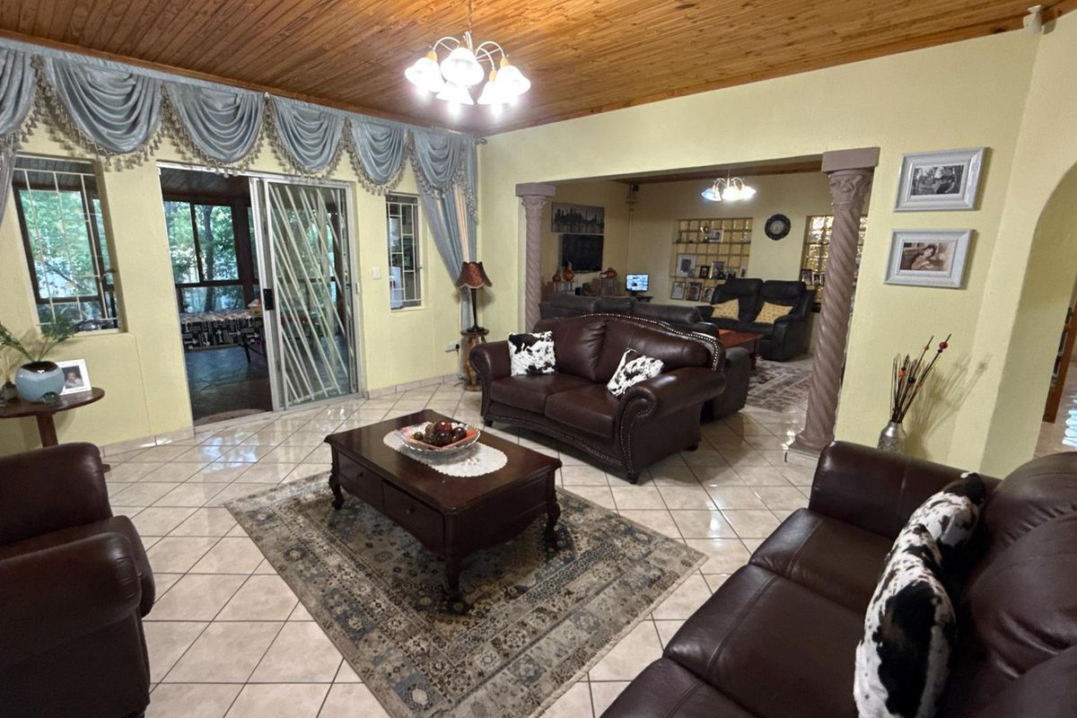 This beautiful home in a quiet street offers comfort and security, ideal for a family home - Photo 3