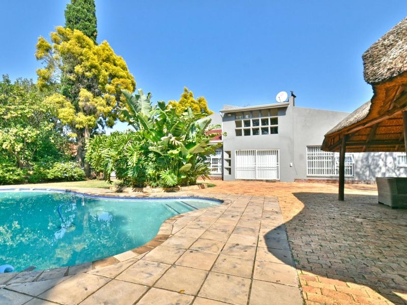 Best Location! - Photo 2