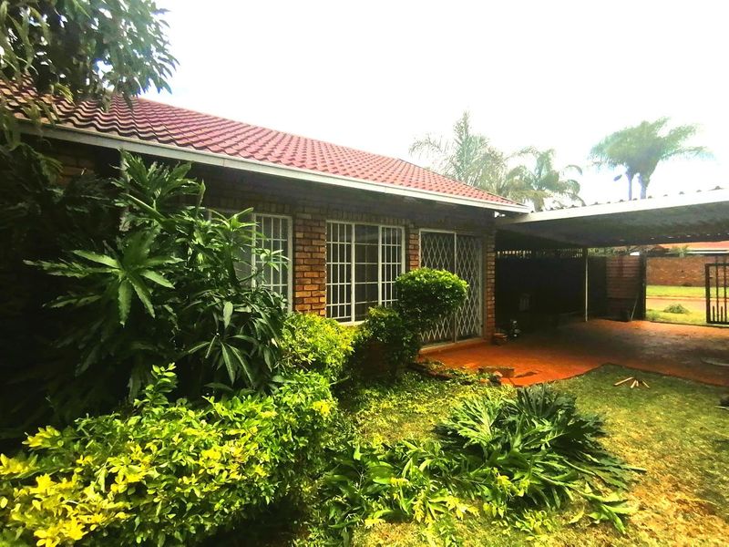 Charming 2-Bedroom Townhouse in Secure Complex - Photo 2