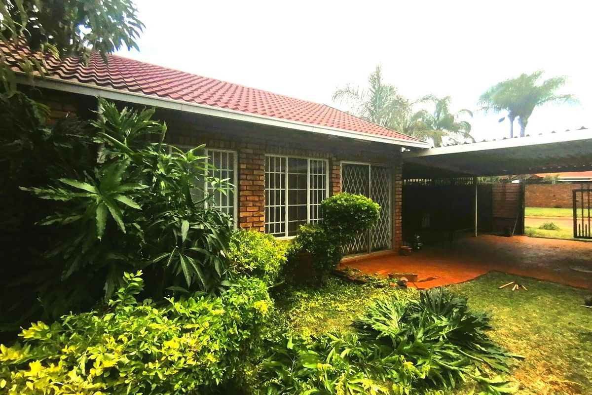 Charming 2-Bedroom Townhouse in Secure Complex - Photo 2