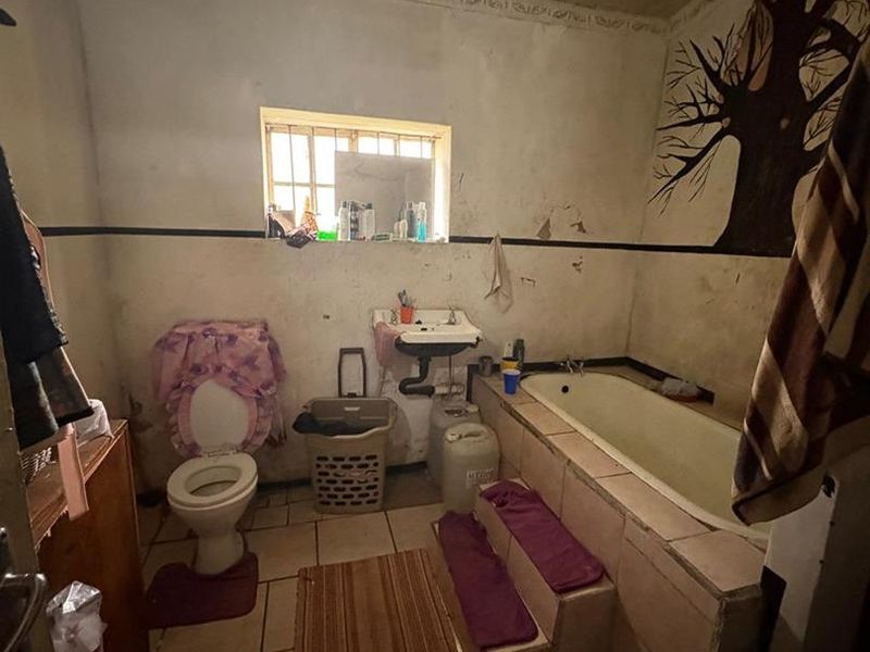 Solid 3-Bedroom Home on a Large Stand – Exceptional Opportunity- Business rights - Photo 8