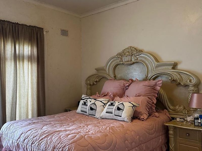 Charming 2-Bedroom Apartment in a Secure Complex - Photo 8