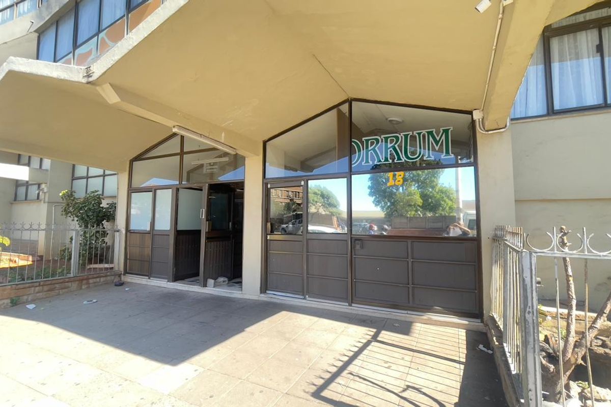 Charming 1.5 Bedroom Apartment with Modern Amenities and Convenient Location - Photo 2