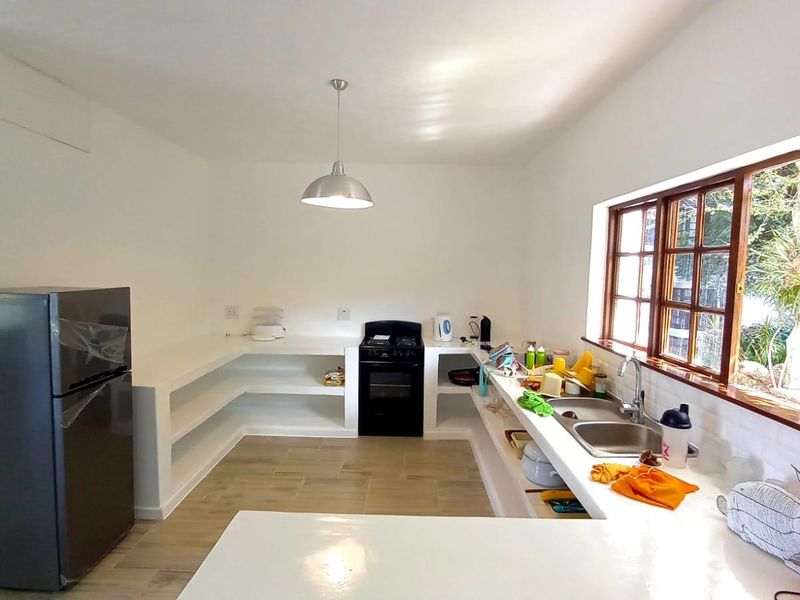 Ultra-spacious,upmarket and elegantly furnished 1 Bed ground floor apartment inclusive of Lights and Water - Photo 6
