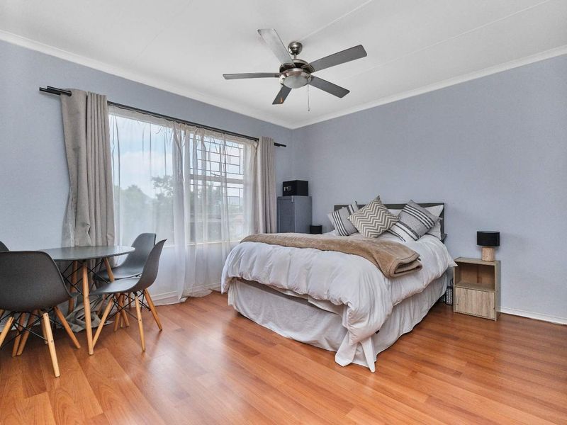 Charming Double-Story Face Brick Townhouse - Photo 8