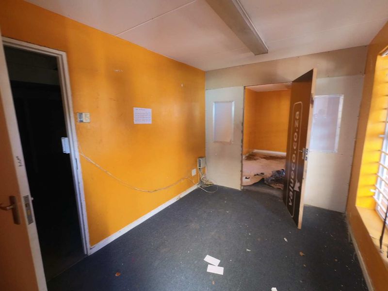 Secure double volume warehouse/offices to let - Montague Gardens. - Photo 9
