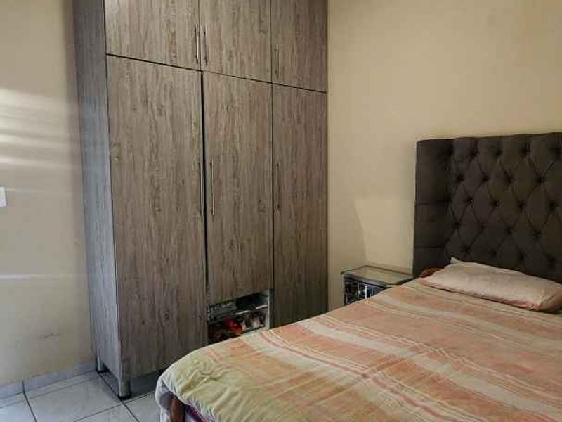 5 Bedroom Family Home For Sale in Ninapark - Photo 8