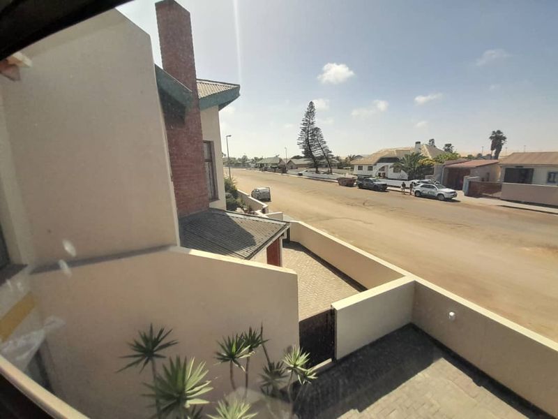 Double Storey Townhouse close to Heart of the Town - Photo 3
