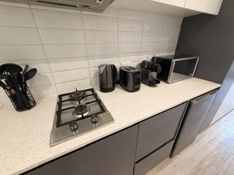 Furnished STUDIO apartment with large balcony, parking & great mountain views - Photo 7