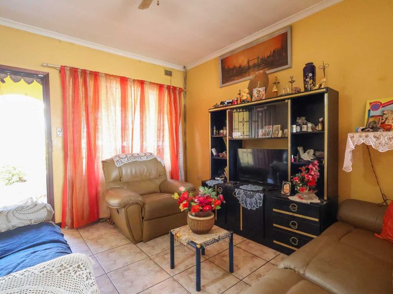 Rare Free-Standing Gem in the Heart of Kharwastan, Chatsworth! - Photo 8