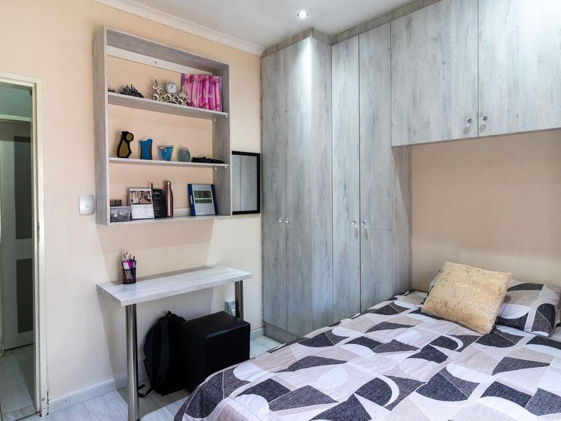 Stunning 4 Bedroom Home in Rynsoord - Photo 7