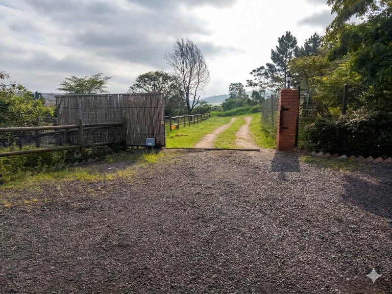 Level Smallholding with 4 Bedroom Home and Cottage | Renovation Opportunity with Endless Potential - Photo 3