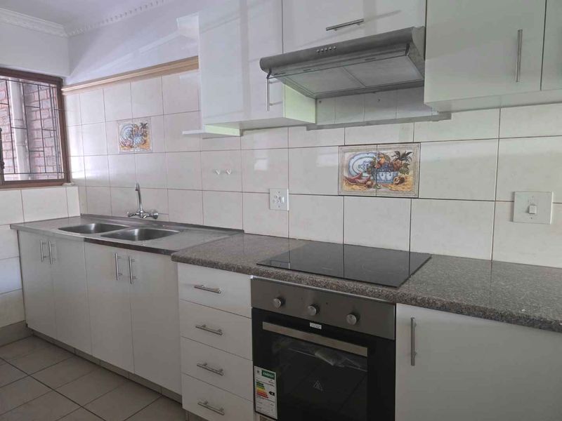 Modern 3 Bedroom Duplex in Secure Gated Complex | Pet-Friendly Living - Photo 2