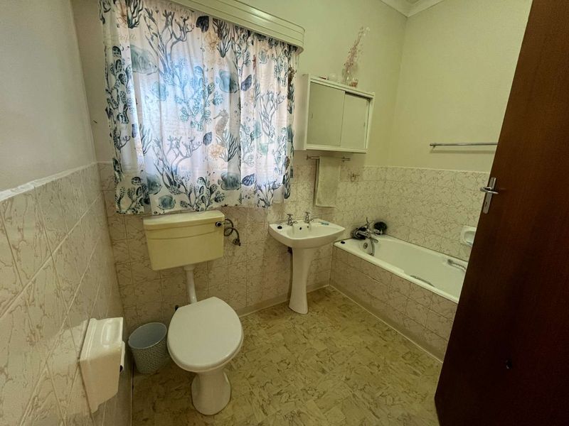 Spacious Family Home with Expansive Garden & Entertainment Area - Photo 10