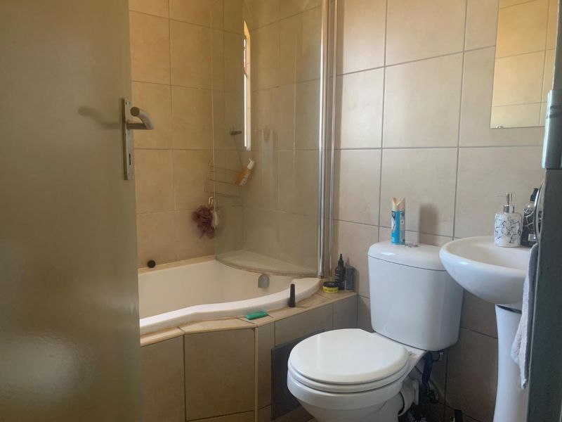 Your New Home Awaits: Modern 2-Bedroom, Great Access! - Photo 7