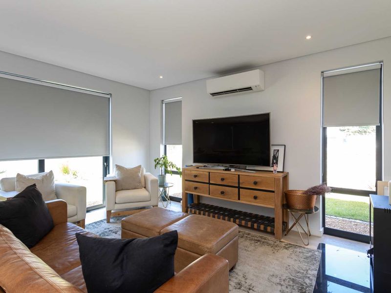 A stylish three-bedroom home in North Pointe Neighbourhood on Val de Vie Estate. - Photo 4
