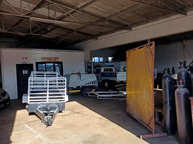 Industrial Warehouse offering 644m2 under roof! Close to Natis - Photo 2