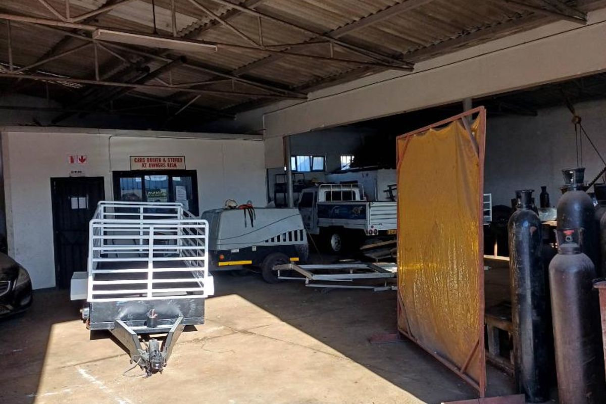 Industrial Warehouse offering 644m2 under roof! Close to Natis - Photo 2