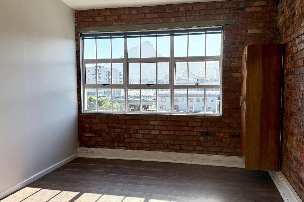 large industrial styled apartment - Photo 2