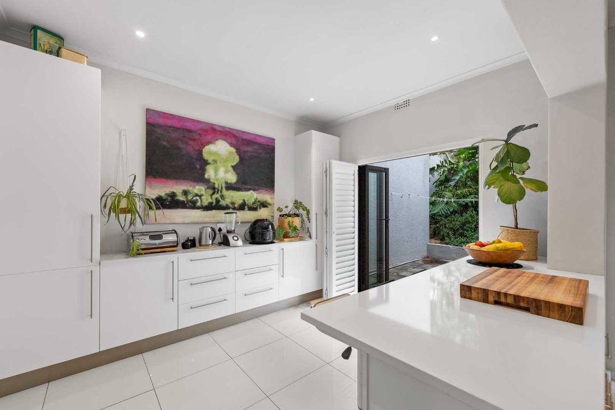 Secure Vredehoek Gem with Views, Garden & Separate Flatlet - Photo 2