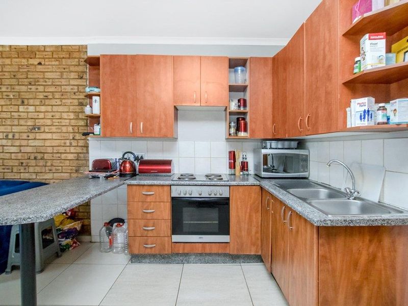 Neat 2 bedroom 1 bathroom unit for sale in Honey Park Roodepoort - Photo 5