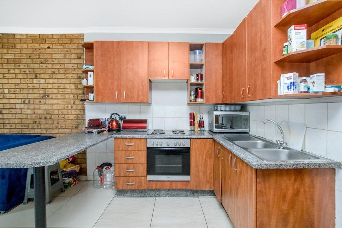 Neat 2 bedroom 1 bathroom unit for sale in Honey Park Roodepoort - Photo 3
