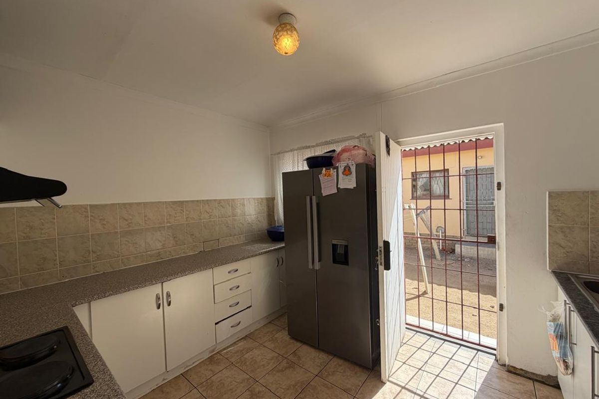 FOR SALE: CHARMING 2-BEDROOM UNIT WITH LOW LEVIES & MODERN COMFORT, MONDESA,NAMIBIA - Photo 5