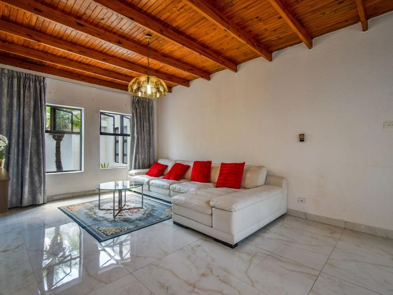 Four bedroom family home in Waterkloof Ridge Estate - Photo 9