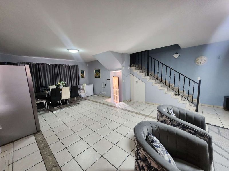 STUNNING HOME IN THE HEART OF OAKDENE - Photo 6