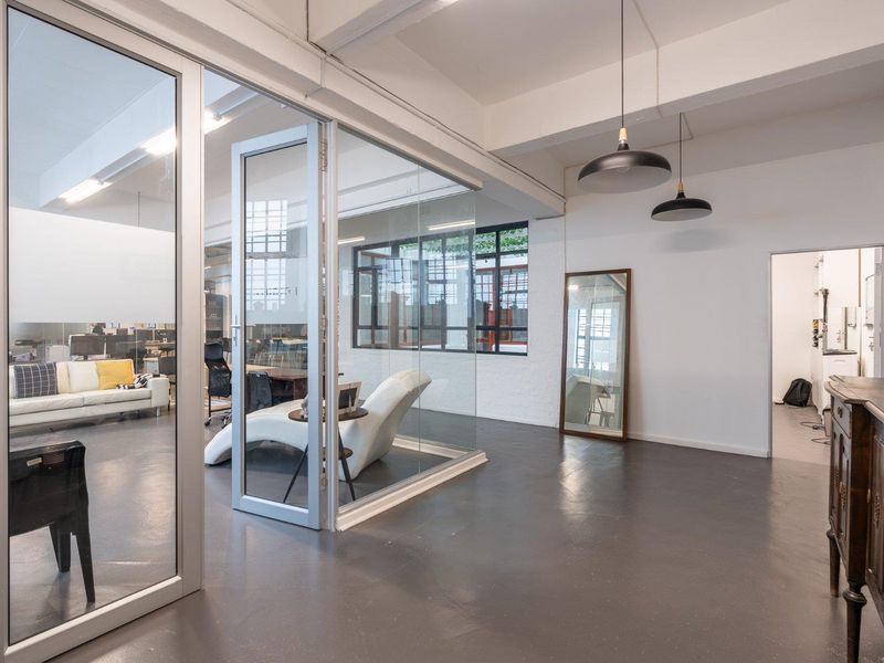 DELIGHTFUL INDUSTRIAL STYLE OFFICE TO LET - Photo 3