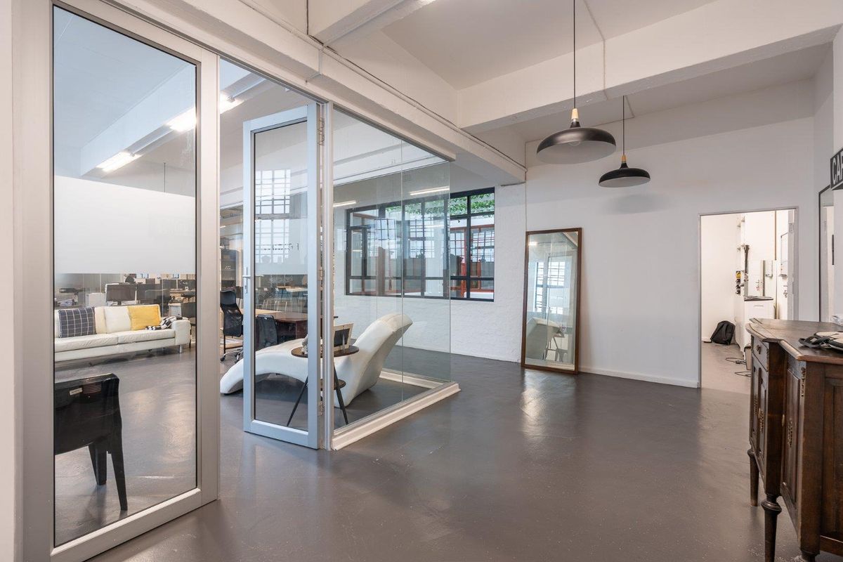 DELIGHTFUL INDUSTRIAL STYLE OFFICE TO LET - Photo 3