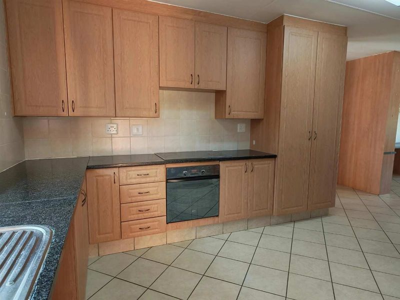 3Bedroom / 2Bathroom / 2Garage Simplex! - Photo 4