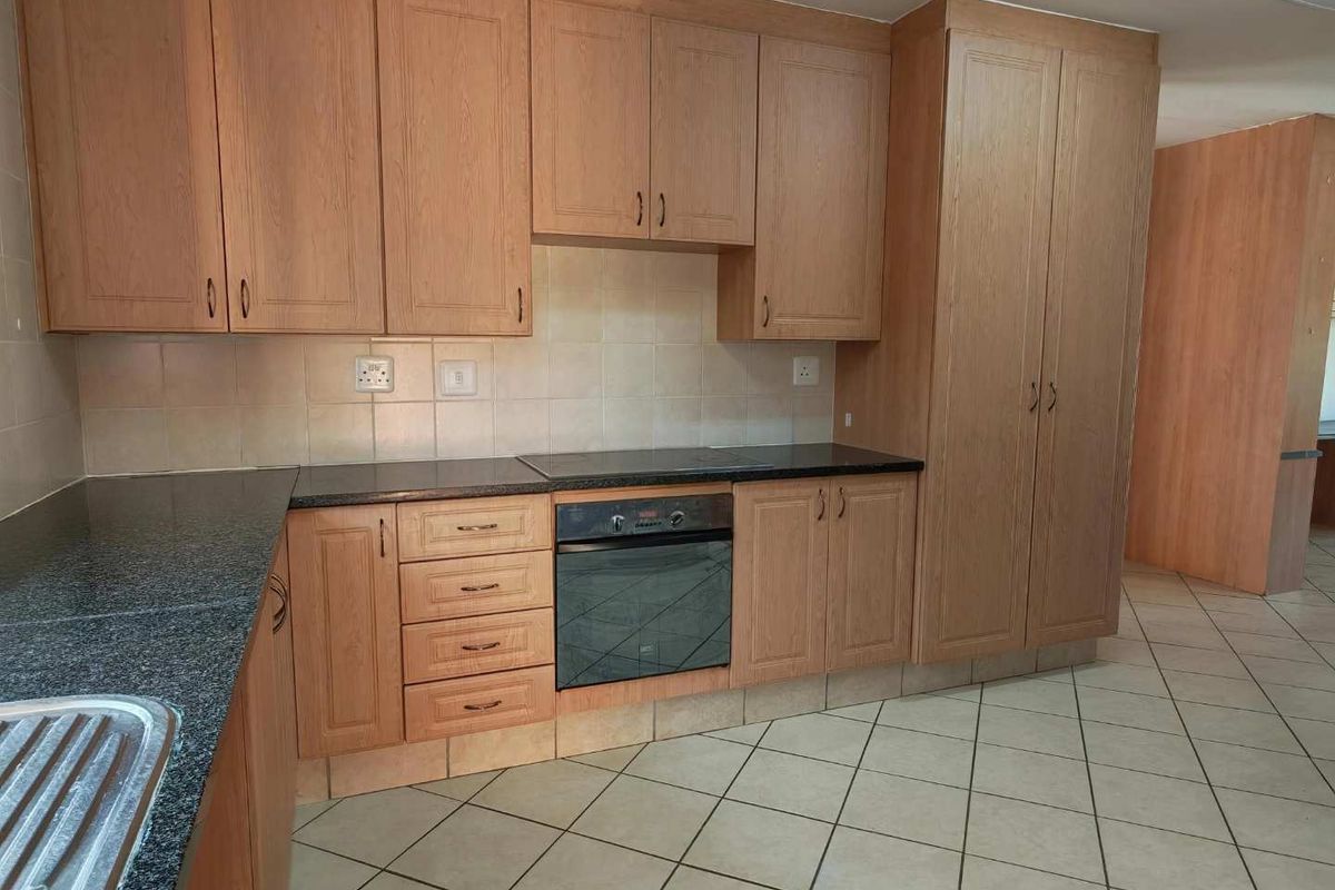 3Bedroom / 2Bathroom / 2Garage Simplex! - Photo 4