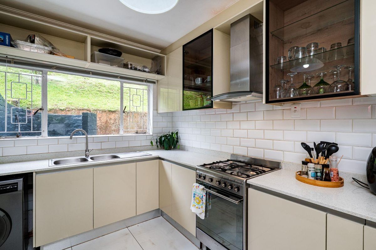 Beautiful 2-Bedroom Apartment With Garden Patio in Prime Hillcrest Location - Photo 4