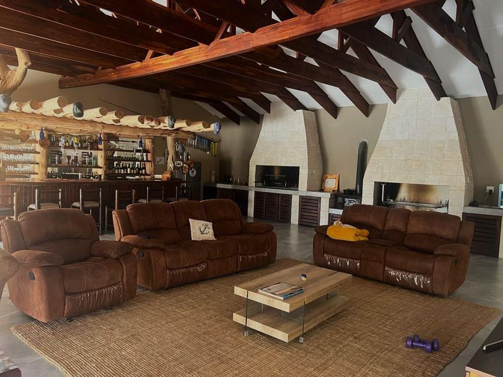 Open-plan entertainment area with Bar, lounge, dining, and 2 x built-in BBQ