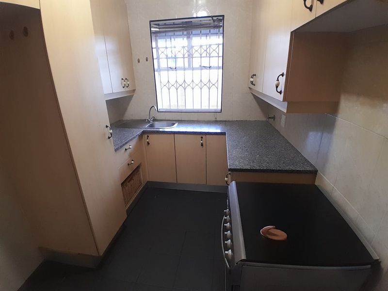 Sunny Top-Floor Apartment in Secure Boomed Waverley Enclave - Photo 8