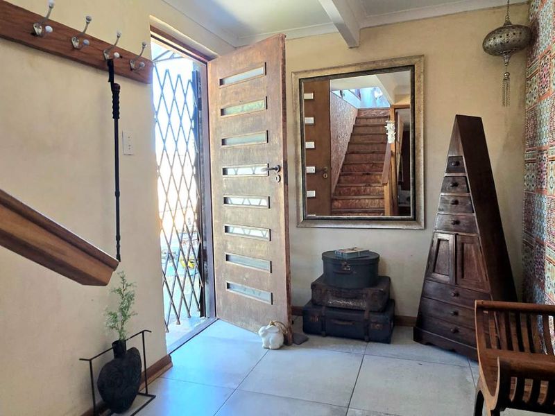 Dual living coastal home in Kleinbaai with sea, harbour and mountain views! - Photo 4