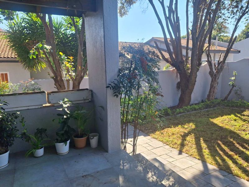 A BEAUTIFULLY RENOVATED TWO BEDROOM SIMPLEX - Photo 3