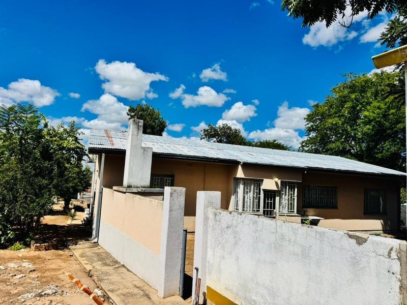 4 Bedrooms house for sale in Grootfontein, Situated in Town - Photo 10