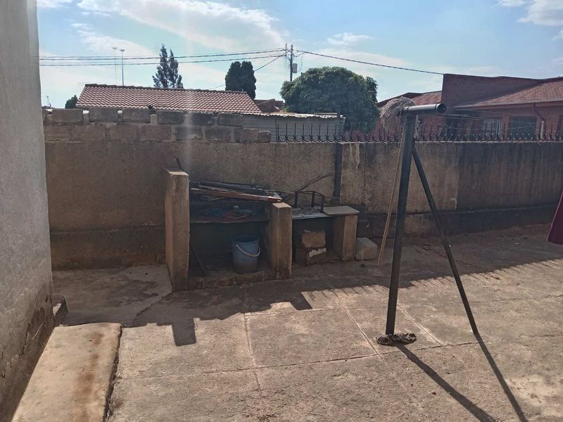 Charming Home with Expansive Yard and Versatile Outdoor Room! - Photo 5