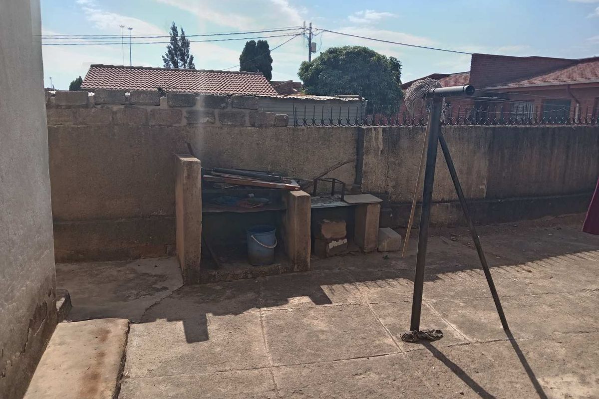 Charming Home with Expansive Yard and Versatile Outdoor Room! - Photo 5