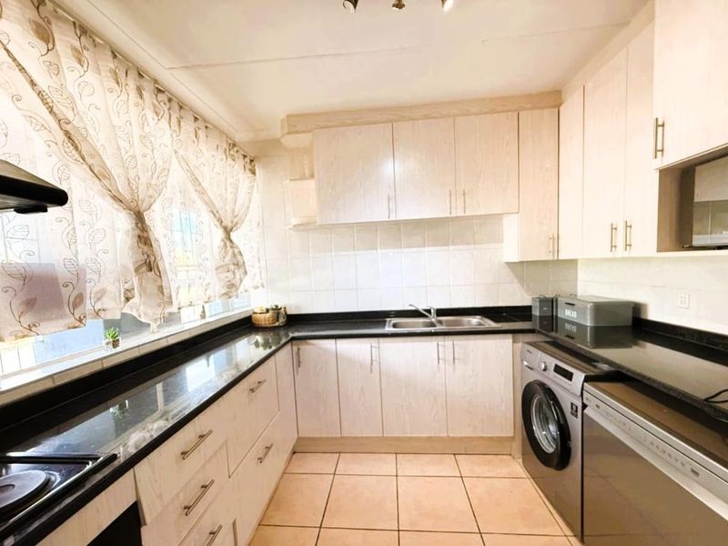 Top-Floor Comfort, Prime Position - Live Where Everything Is Within Reach! - Photo 4