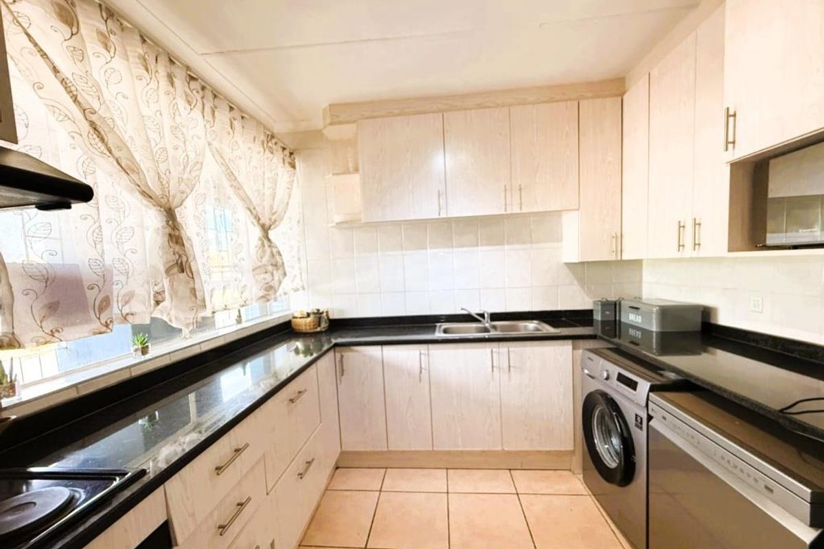 Top-Floor Comfort, Prime Position - Live Where Everything Is Within Reach! - Photo 4