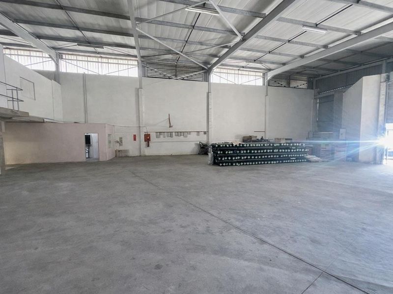 Hendra - Prime Mount Edgecombe Industrial Unit To Let | Impressive Showroom & Excellent Exposure - Photo 3